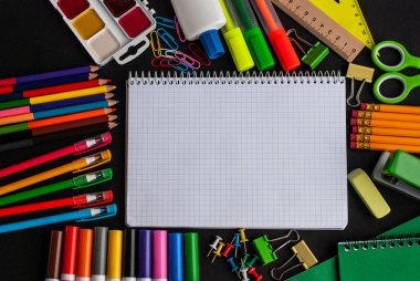 Dizüstü bilgisayar, okul için parlak modern minimalist kırtasiye 