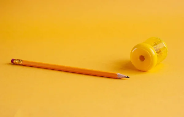 Яскраво-жовтий олівець з точилкою для навчання, малювання, поверхні — стокове фото