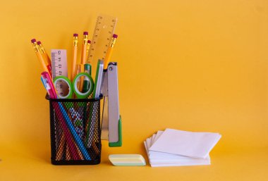 Bir cam fo okul için parlak modern minimalist kırtasiye