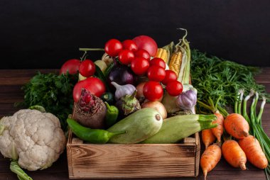 Olgun doğal sebzeler bir demet.