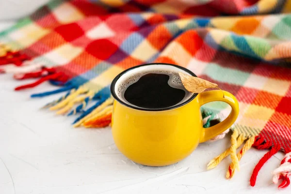 Ярко-желтая чашка с горячим кофейным напитком, на чашке сухая осень — стоковое фото