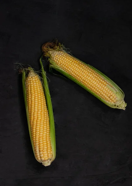 Yellow sweet raw corn on a black background. — Stock Photo, Image