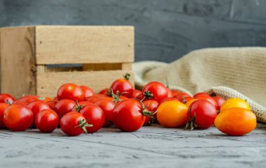 Kırmızı ve turuncu renk kiraz domates, ahşap boş b arkasında