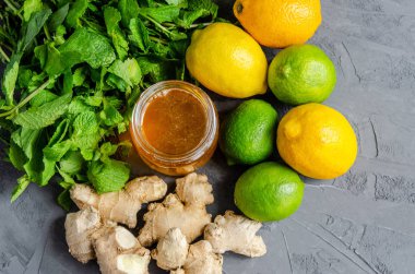 Narenciye limon ve limon, zencefil kökü, nane yaprakları, taze h