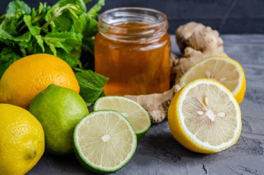 Narenciye limon ve limon, zencefil kökü, nane yaprakları, taze h