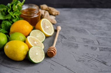 Narenciye limon ve limon, zencefil kökü, nane yaprakları, taze h