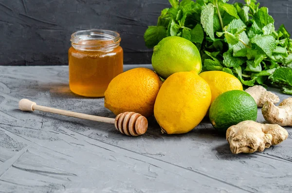 Narenciye limon ve limon, zencefil kökü, nane yaprakları, taze h