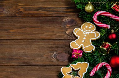 Parlak Noel ya da yeni yıl ağaç arka planında köknar dalları