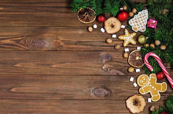 Parlak Noel ya da Yeni Yıl ahşap arka planda köknar b