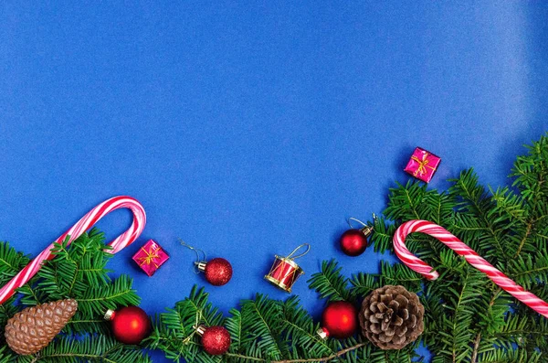 Parlak Noel ya da yeni yıl mavi arka planı köknar dallarıyla, 