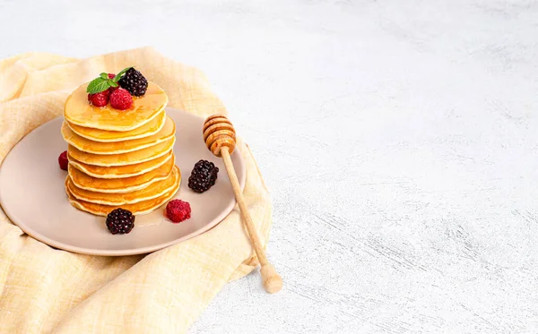 Panqueques Americanos Clásicos Caseros Con Frambuesas Frescas Moras Miel Hojas —  Fotos de Stock