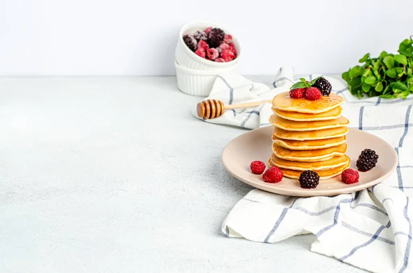 Homemade Classic American Pancakes Fresh Raspberries Blackberries Honey Mint Leaves — Stock Photo, Image