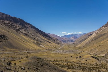 Andes berrak gökyüzü ile büyük Vadisi