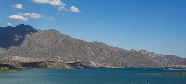 Panoramik göl Potrerillos Mendoza bölgesinde Arjantin