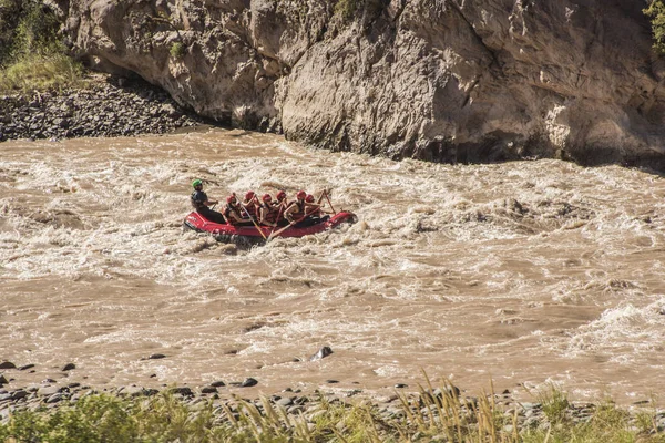 And kar yağışı erime suları ile oluşturulan bir sel rafting