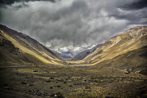 Panoramik cordillera And Dağları'nın büyük bir vadi