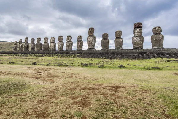 Ahu tongariki 'nin 15 ünlü moai' si.