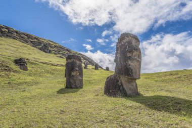 Yeraltı moai birkaç ön görünüm sönmüş yanardağ Rano Raraku üzerinde