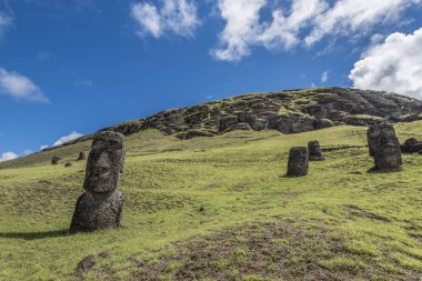 Moai Rano Raraku volkan tepede gömülü