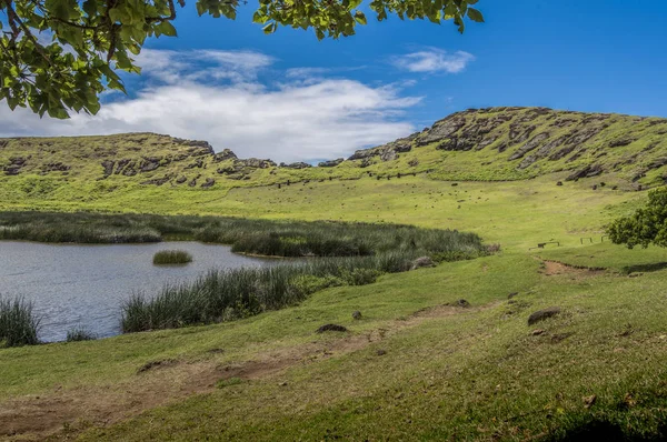 Yeraltı moai ile Rano Raraku volkanın içinin