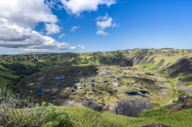 Yağmur suyu ile Ranu Kau yanardağ krater
