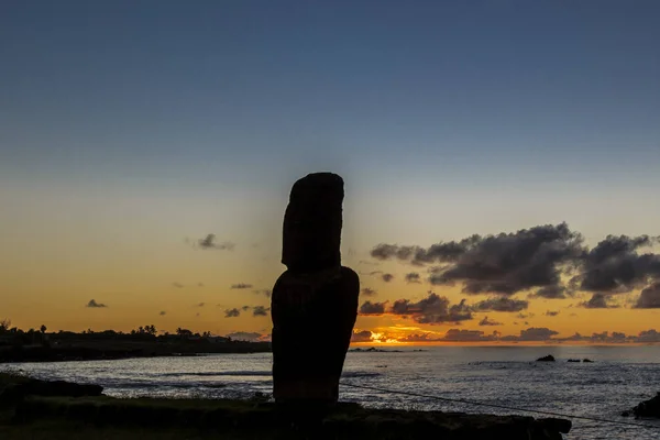 Hanga Roa Marina yakınında günbatımı yalnız Moai silüeti