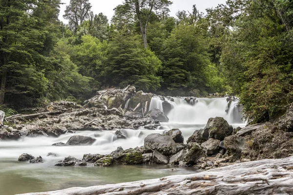 Şili Patagonia Puyehue milli parkında Los Novios Şelalesi