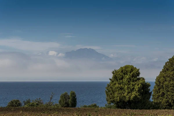Frutillar Llanquihue Gölü ötesinde Calbuco Yanardağı üst