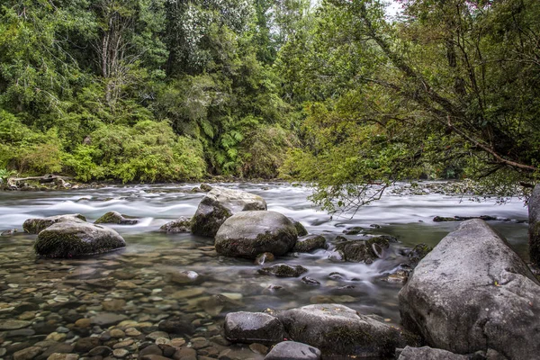 Şili Patagonia 'da Puyehue milli parkında gol-gol Nehri