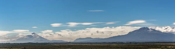 Puerto Varas yakınlarındaki Osorno ve Calbuco volkanları ile Panorama