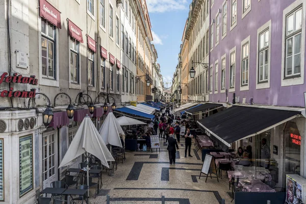 Figueira Meydanı 'ndan Comercio meydanına Lizbon 'un düz ve uzun sokak
