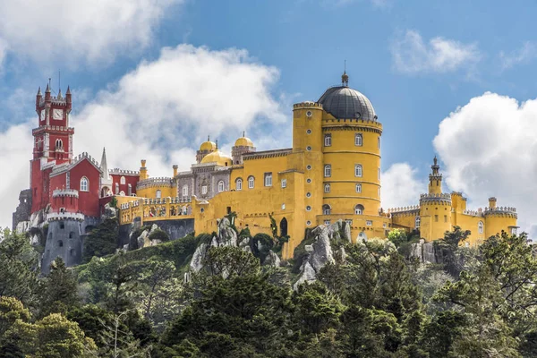Sintra Kalesi 'ndeki Palacio da Pena 'nın manzarası