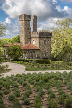 Quinta da Regaleira parkında lavantalı küçük bir kale.