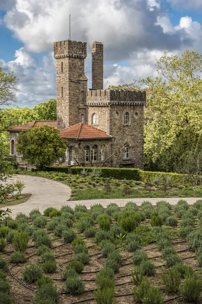 Quinta da Regaleira parkında lavantalı küçük bir kale.