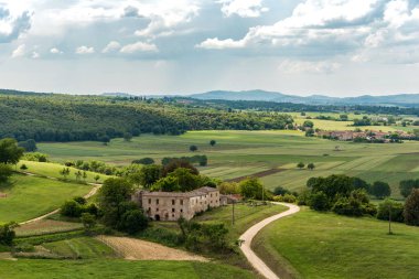 Siena eyaletinde Monteriggioni surlarından Toskana kırsal görünümü