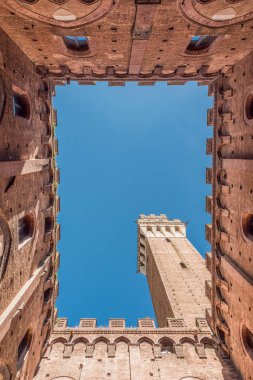 Palazzo Comunale ve Torre del Mangia içinden Siena dikey damga