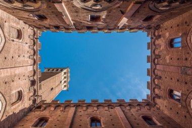 Siena 'nın posta pulu Palazzo Comunale ve Torre del Mangia' nın içinden.