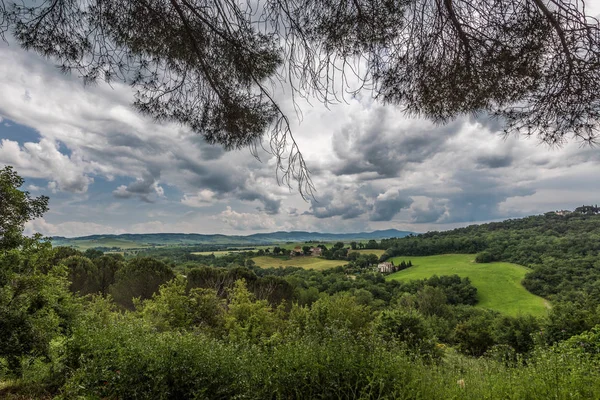 Bagno Vignoni köyünden Toskana kırsalının görünümü