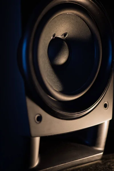 Turuncu ışıkta stereo hoparlör
