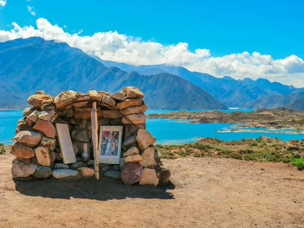 Mendoza yakınlarındaki Potrerillos gölünün önünde küçük adak sunağı