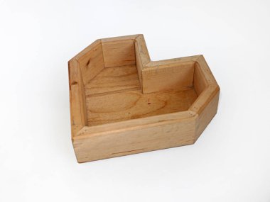 Beyaz bir arka plan üzerinde ahşap dekoratif kalp kutu