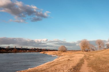 Bahar Nehri boyunca yatay iz
