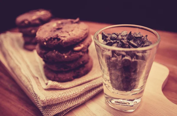 ช็อคโกแลตชิปในแก้วเล็กๆและคุ้กกี้ เสียงสไตล์วินเทจ — ภาพถ่ายสต็อก