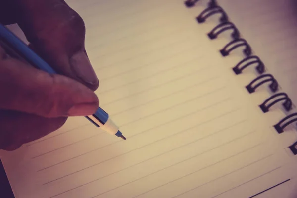 Yaşlı kadının el bir cep telefonu numarası kitapta yazacak. Not alma.