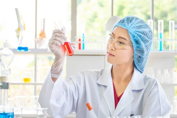 Bilim adamları kimyasalları test ediyor.