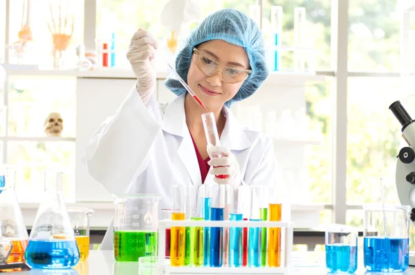 Bilim adamları kimyasalları test ediyor.