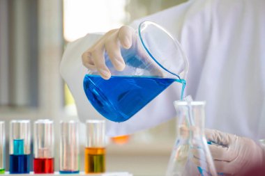 Bilim adamları kimyasalları test ediyor