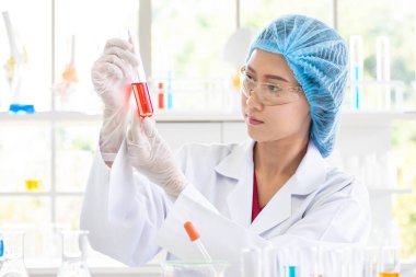 Bilim adamları kimyasalları test ediyor