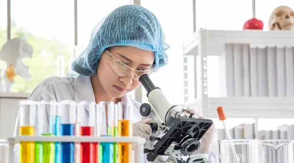 Bilim adamları mikroskoba bakıyor..