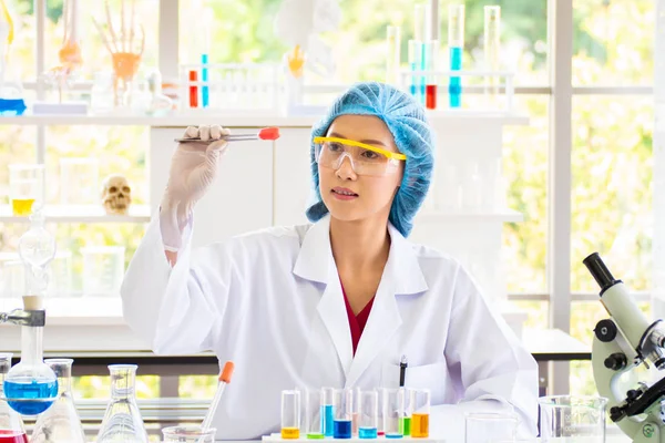 Bilim adamları kırmızı bir kemi bağlı bir pamuk topu bakmak